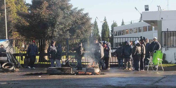 Los manifestantes permanecieron bloqueando el acceso a la pesquera y luego se trasladaron a la ruta.
