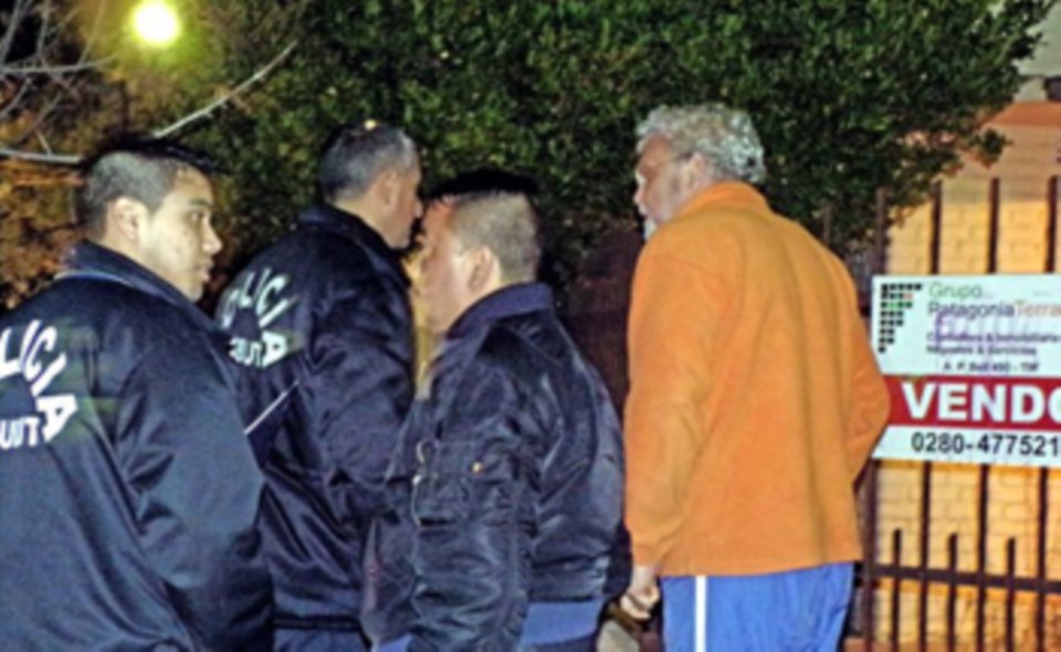 El propietario es un conocido vecino, Ariel Fratesi, dueño de una inmobiliaria. Lo ataron con alambre a él y a su familia.