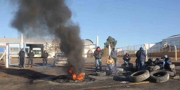 La quema de gomas de los trabajadores se dio frente a los galpones de la empresa por la deuda acumulada.