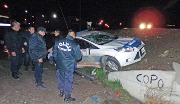 El flamante móvil policial quedó destruido luego del despiste.