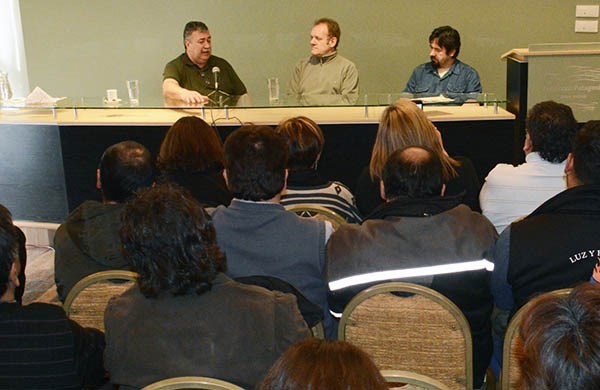 Activo. Héctor Tosco (medio) y una entretenida charla con el líder actual de Luz y Fuerza, Héctor González.
