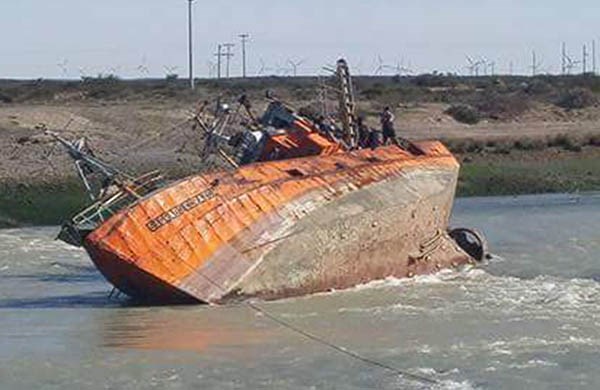 El “Sagrado corazón” en su ingreso a Puerto Rawson quedó enganchado con un cable y se desequilibró.