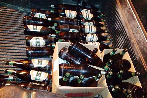Momentos en que la Policía arribaba al sitio para secuestrar seis cajones de cerveza, vino y   tequila. 
