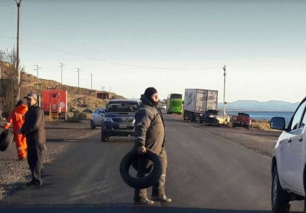 Municipales mantiene cortado el tránsito sobre ruta 3 (foto @ADNsur)