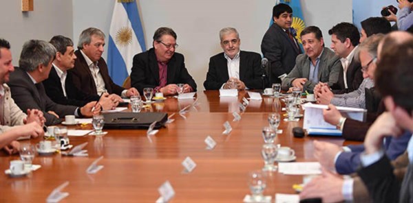 Discusión. Una postal del encuentro en la Sala de Situación, donde varios intendentes explicaron sus necesidades más urgentes para este año. 