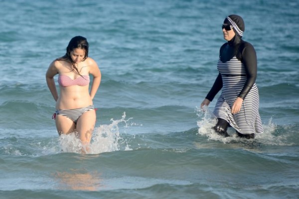 El 'burkini' seguirá viéndose en las playas alemanas.