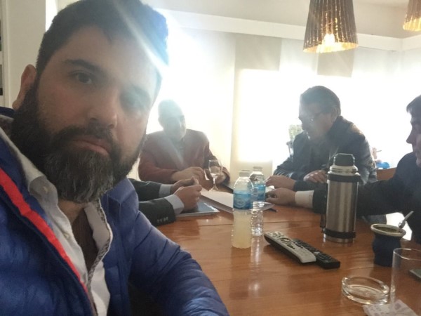 Mamet y una selfie de la semana pasada, el día que estuvo con el gobernador antes de su reasunción.