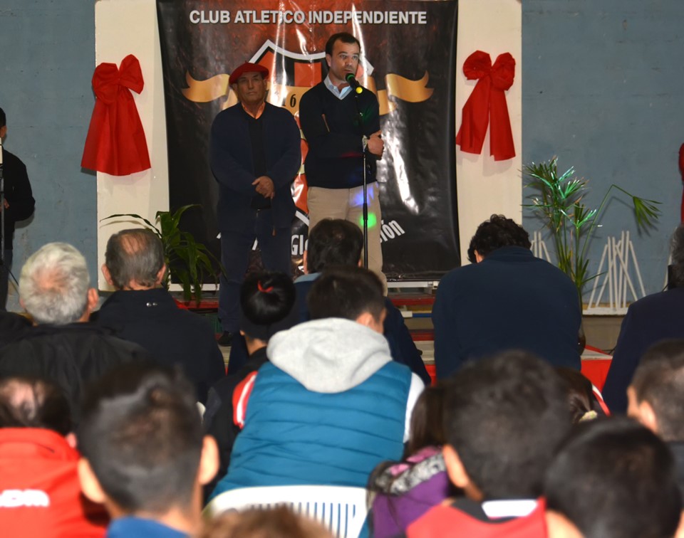 Juan Carlos Chachero, titular de Independiente, junto a Diego Rodríguez, jefe de prensa del club.