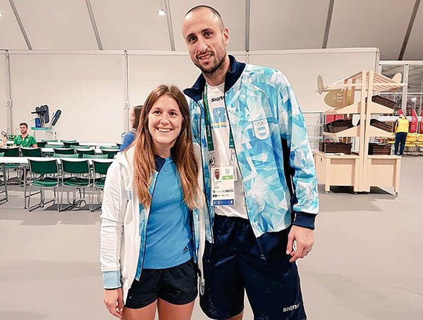 Julia Gomes Fantasia junto a Emanuel Ginóbili. Dos grandes en la Villa.