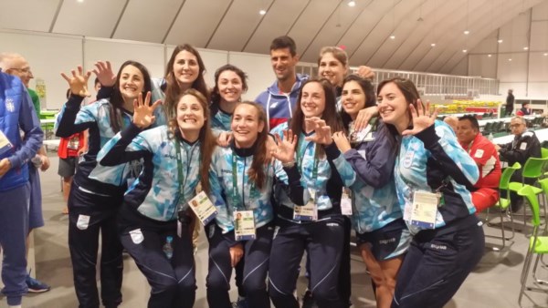 Las chicas de "La Garra", seleccionado argentino de handball, se cruzaron con Djokovic y no dudaron en sacarse una foto. 