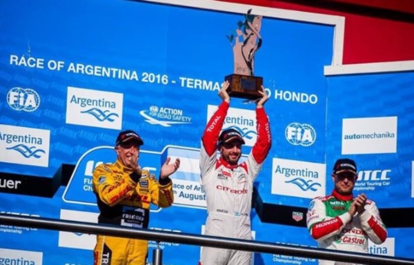 Así festejo "Pechito" López el triunfo en la segunda carrera en tierra santiagueña.