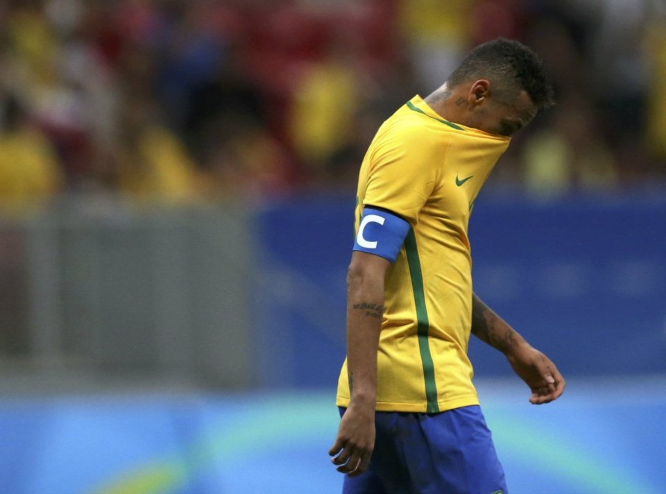 Neymar se va decepcionado de la cancha ante un abucheo mayúsculo.