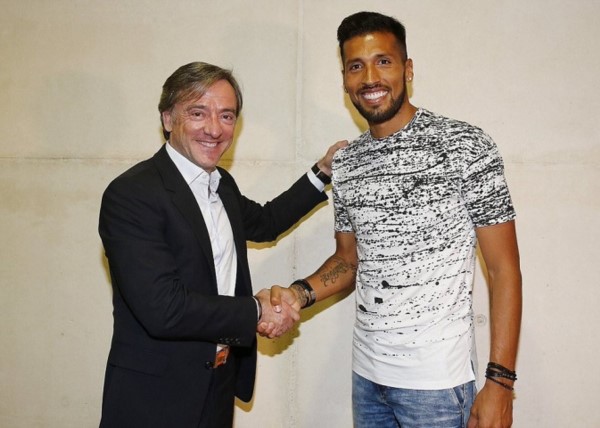 Primera imagen de Garay como valencianista junto al presidente del club Suso García Pitarch.