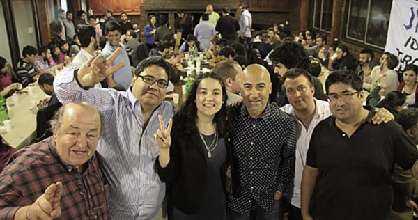 Dedos en V. Jorge Aidar Bestene recibió el apoyo de militantes chubutenses y de toda la Patagonia.