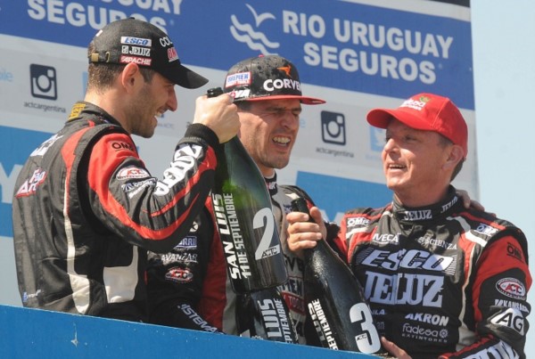 Rossi dio cátedra en el Día del Maestro. Festeja en el podio con Ardusso y Ortelli.