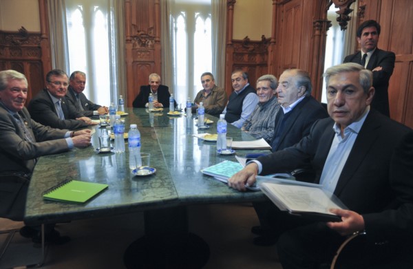 De izquierda a derecha, Sacco, Kaufmann, Funes de Rioja, Lingeri Schmid, Héctor Daer, Carlos Acuña, el "Gitano" Cavalieri y Rodolfo Daer.