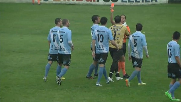 Sessa y otra acción violenta: tomó del cuello a un árbitro.