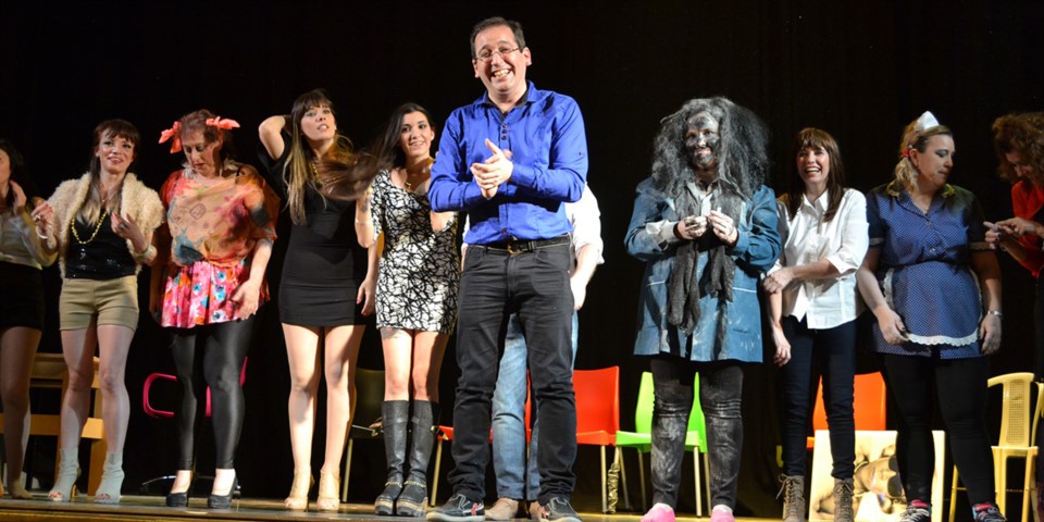 EL Verdi vibró al son de las risas de los asistentes a la comedia presentada por Tony Amallo y su grupo.