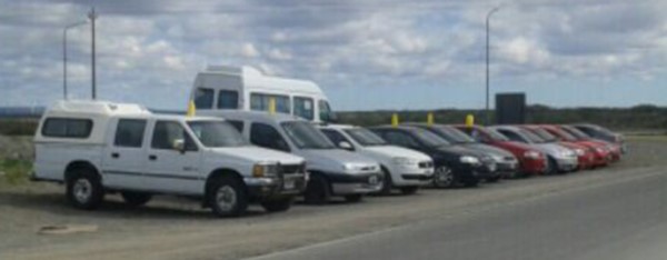 Una postal de las venta de vehículos de forma irregular a la vera de la ruta en Playa Unión.