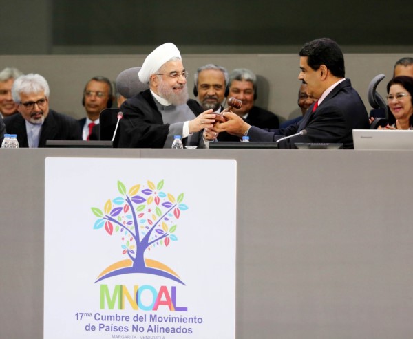 El presidente de Irán, Hassan Rohani, entrega la Presidencia del Movimiento de Países No Alineados a Nicolás Maduro.