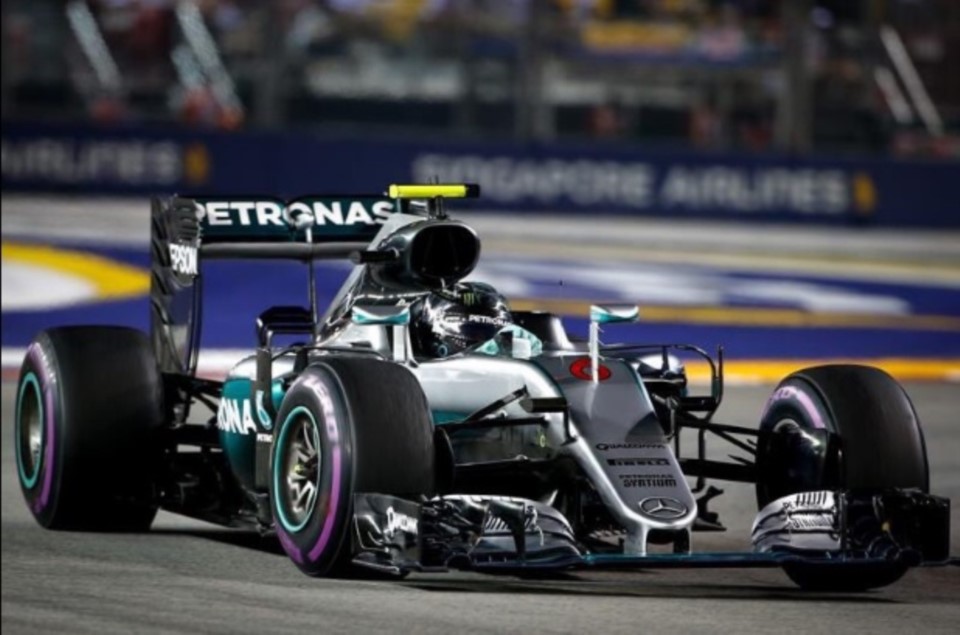 Rosberg ganó la carrera nocturna en Singapur y pasó al frente.