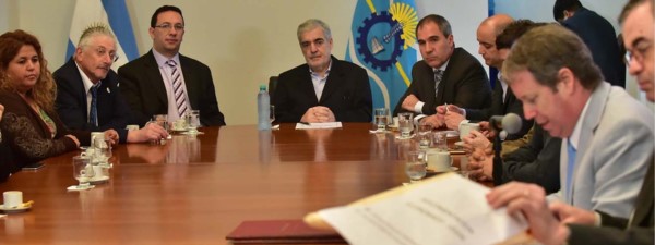 El gobernador prometió más viviendas a medida que los fondos del bono bajen a los municipios.