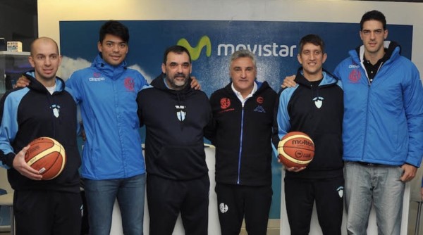Los entrenadores y jugadores estuvieron firmando autógrafos en la presentación del partido.