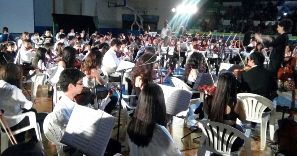La orquesta coordinada por Mariana Navarro y dirigida por Darío del Fabbro, presentó 18 obras.