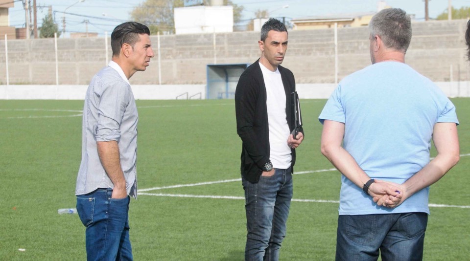 Gastón Esmerado y Alejandro Limia, ayer dialogando con los dirigentes de Brown, en el campo de juego del “Raúl Conti”. Hoy a las 9.30 se pone en marcha el ciclo de Esmerado en la “Banda”.