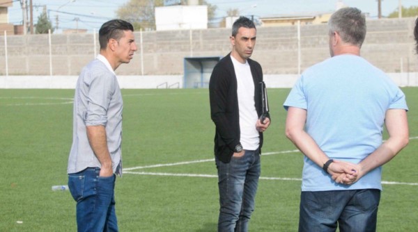 El "Gato" Esmerado junto a su ayudante Alejandro Limia y Carlos Eliceche en la presentación ante el plantel.