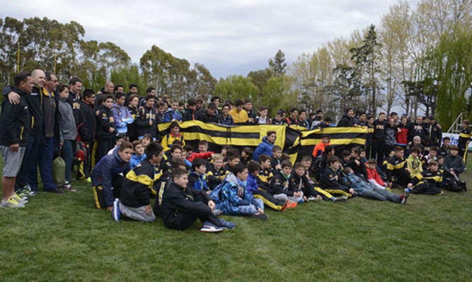 Cuatro categorías de rugby de “Pato” partieron a Buenos Aires donde jugarán amistosos contra GEBA e Hindú y asistirán a ver Pumas vs. All Blacks.