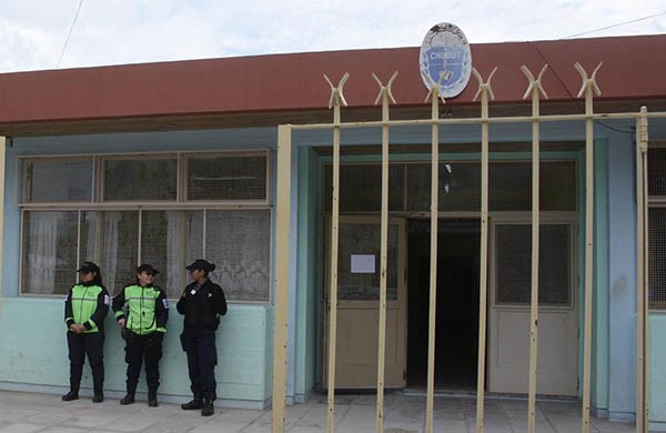 Rejas y policías. Se debió acudir a una guardia especial en la puerta de la Escuela para cuidar a los chicos.