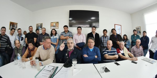 “Esto que se habló acá ratifica la decisión de pedir la renuncia a todo el Gabinete”, aseguró Cisterna.