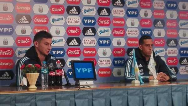 Lucas Alario y Ramiro Funes Mori compartieron la conferencia de prensa en Ezeiza.