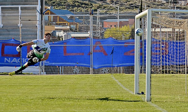 El arquero Martín García ve, con impotencia, observa como uno de los disparos de Vladimir Covalschi está a punto de convertirse en gol.