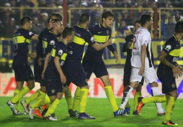 Con goles de Tevez y Bou, Boca superó a Libertad en un amistoso jugado en Chaco.