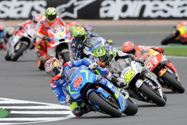 Viñales festejó en Gran Bretaña, tras una carrera accidentada.