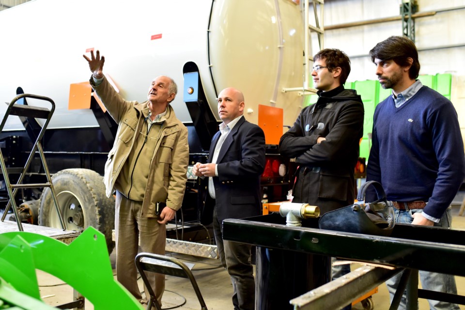 Sastre recorrió las instalaciones y destacó el trabajo local
