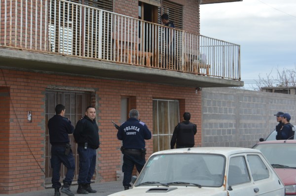 La Policía encontró cargadores de armas de guerra y cartuchos de calibres 38 y 22. Requisaron 50 autos.