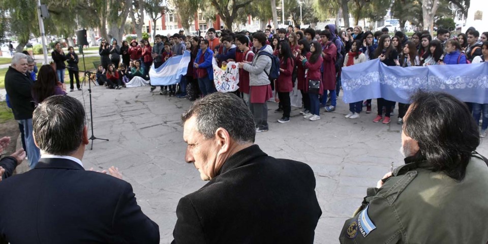 Del acto y caminata participaron alumnos secundarios, Veteranos de Malvinas, docentes y  vecinos.