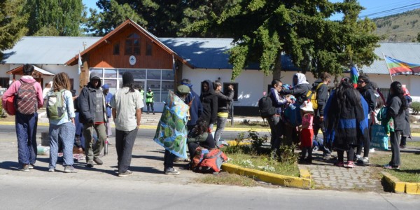 Vigilia. Los grupos mapuches se concentraron frente a la U-14 de Esquel, donde hay detenidos.
