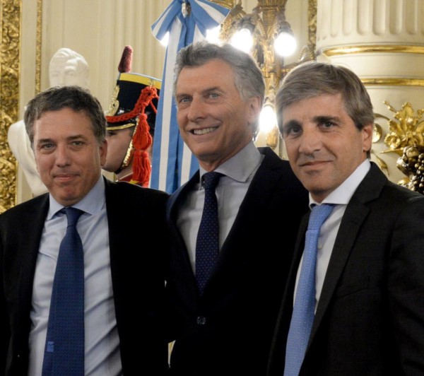 Macri junto a los ministros de Hacienda, Nicolás Dujovne, y de Finanzas, Luis Caputo.