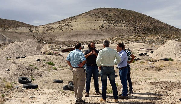Recorrida. La comitiva visitó lugares críticos de la ciudad sureña. 