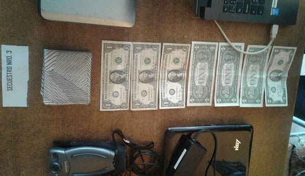 Billetes nacionales y extranjeros fueron encontrados ayer en Trelew.