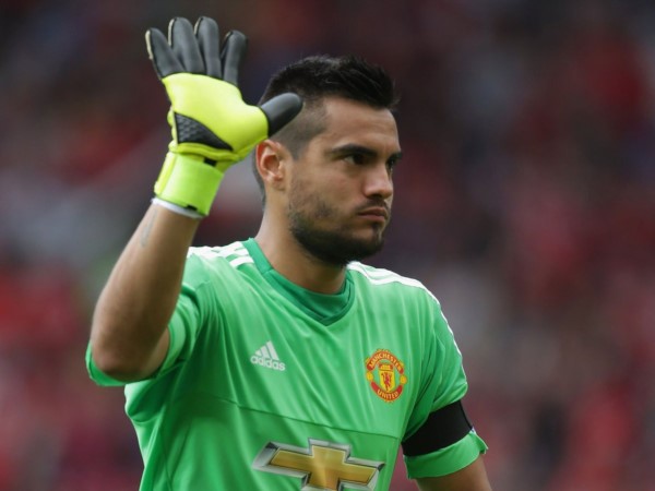Boca se comunicó con Sergio Romero. Le ofreció atajar hasta junio. Esperan su respuesta.