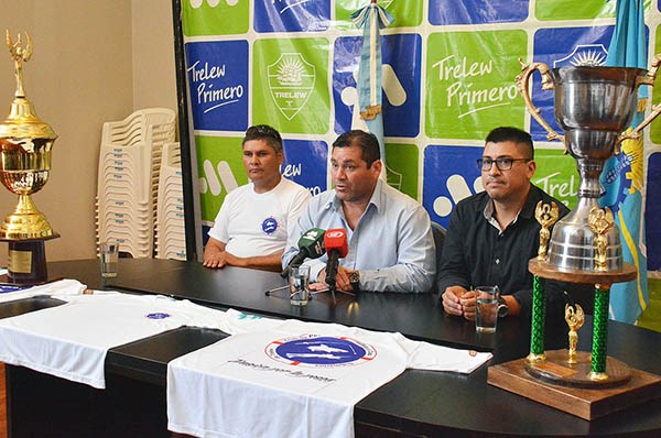 Conferencia de prensa en la presentación oficial del concurso “24 Horas de Pesca” del club trelewense.