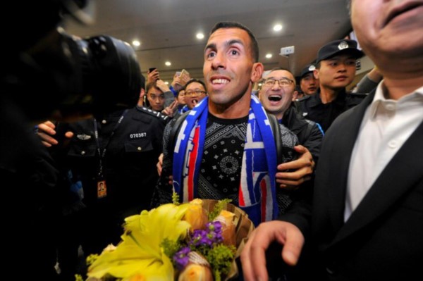 El ídolo argentino Carlos Tevez fue recibido este jueves por cientos de aficionados en el aeropuerto de Shanghai.