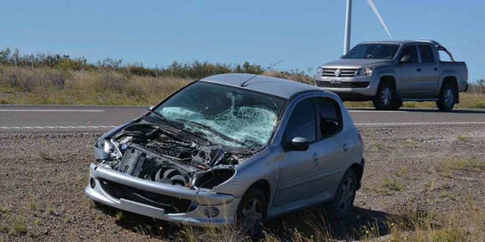 El vehículo Peugeot 206 sufrió importantes daños materiales. Sus ocupantes se dirigían a La Pampa.