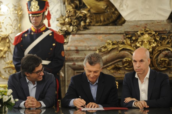 El presidente estampa su firma, junto a Rodríguez Larreta y el ministro de Justicia Germán Garavano.