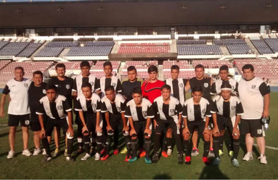 Plantel de Ever Ready categoría 2000. Lograron el segundo puesto en la Copa de Oro disputada en Chile.